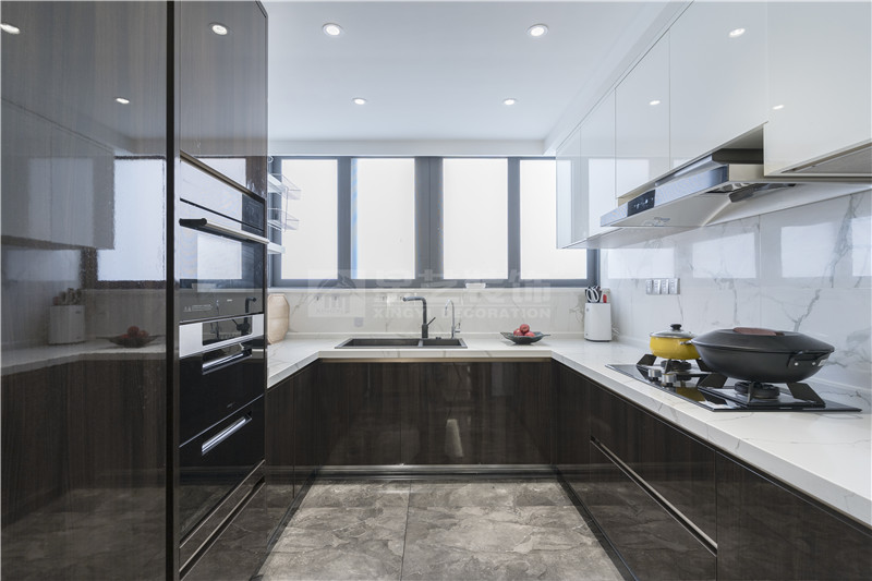 一品尊府220平廚房裝修實景圖