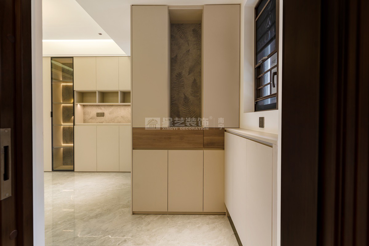 建發(fā)央璽129平現(xiàn)代奶油風入戶玄關(guān)裝修實景