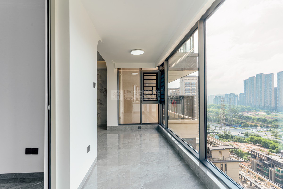 建發(fā)央璽129平現(xiàn)代奶油風陽臺裝修實景