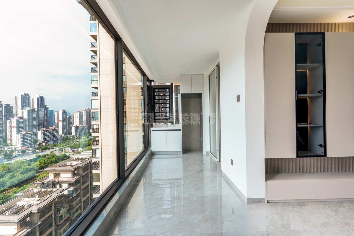 建發(fā)央璽129平現(xiàn)代奶油風陽臺裝修實景