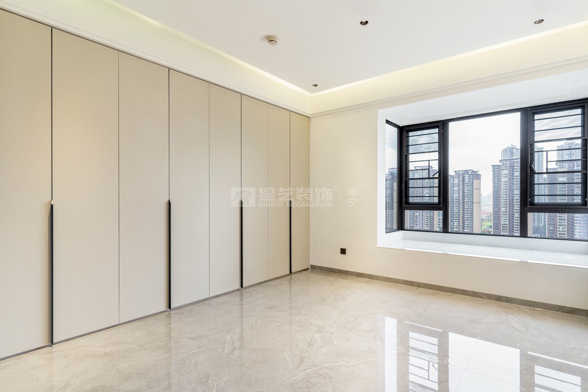 建發(fā)央璽129平現(xiàn)代奶油風臥室裝修實景