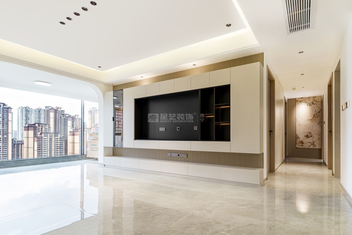 建發(fā)央璽129平現(xiàn)代奶油風客廳裝修實景