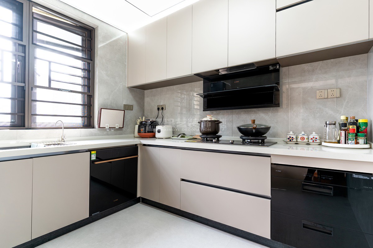 盛邦濱江府200平現(xiàn)代極簡(jiǎn)廚房裝修實(shí)景