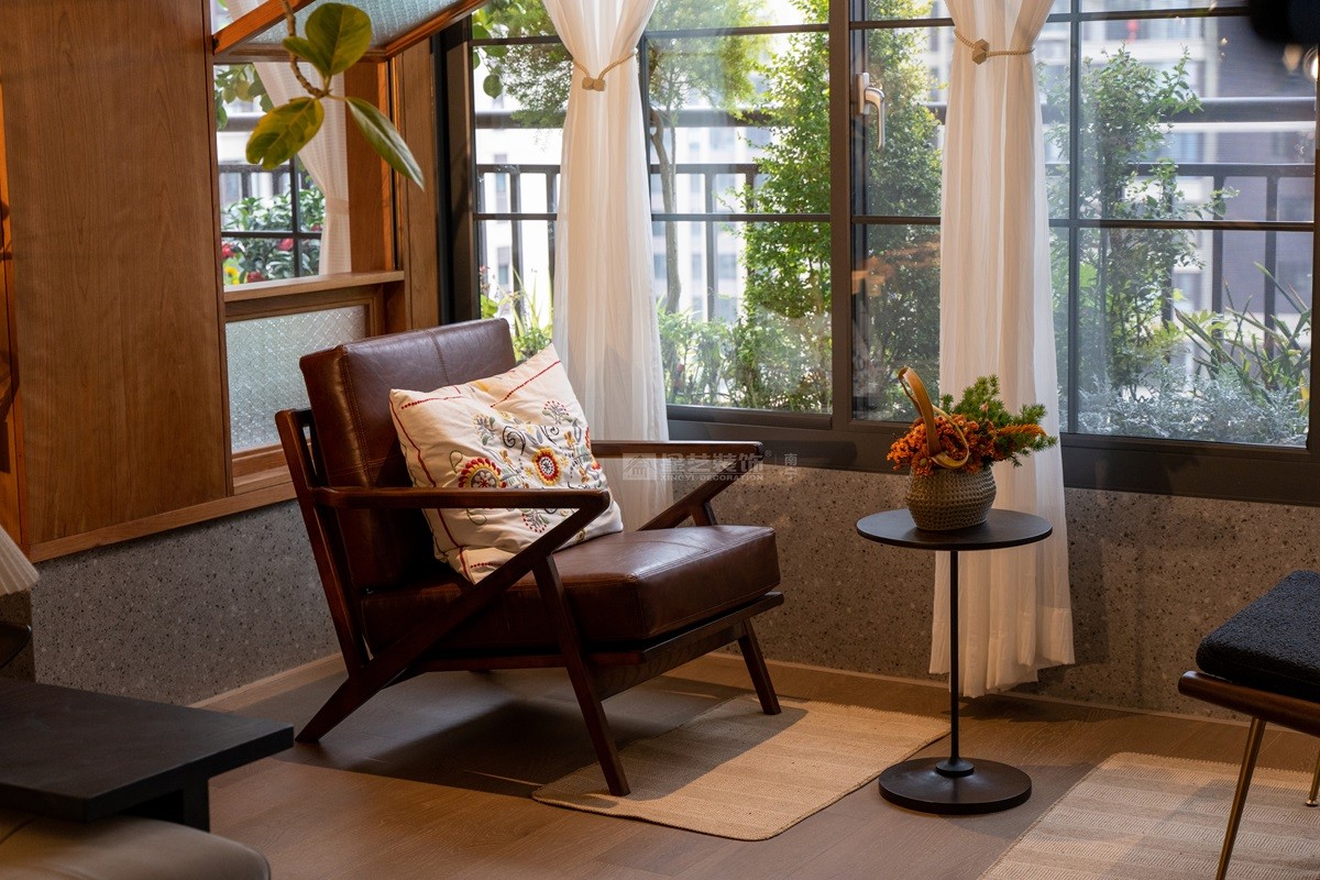 鳳景灣160平中古風(fēng)陽臺裝修實景