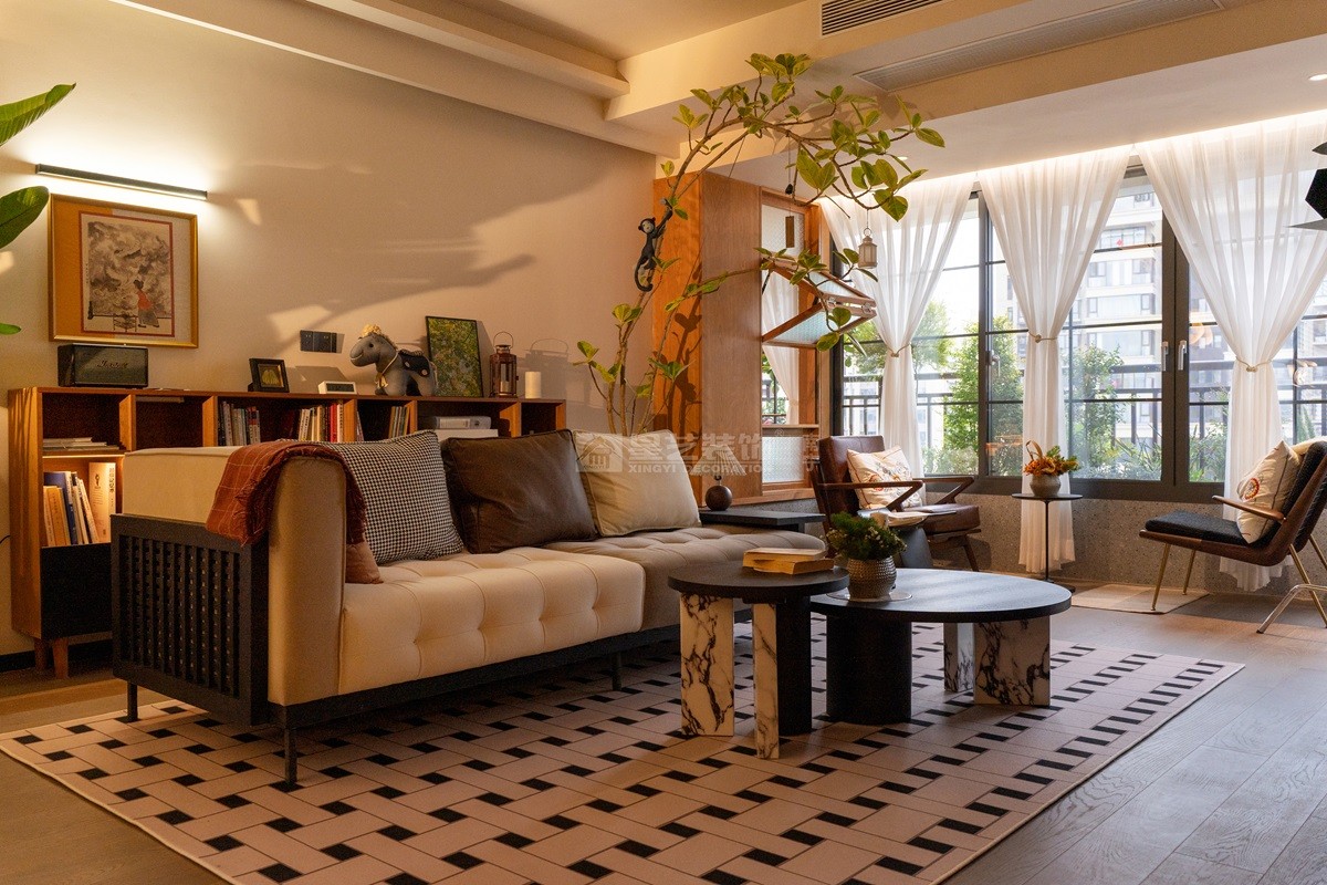 鳳景灣160平中古風(fēng)客廳裝修實景