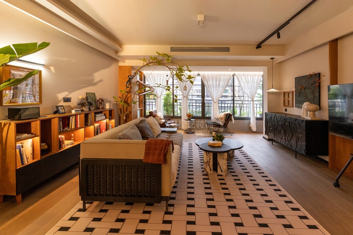 鳳景灣160平中古風(fēng)客廳裝修實景