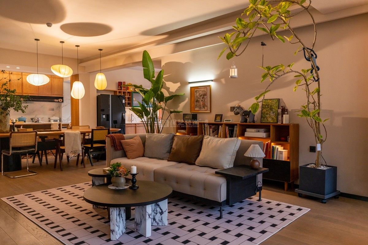 鳳景灣160平中古風(fēng)客廳裝修實景