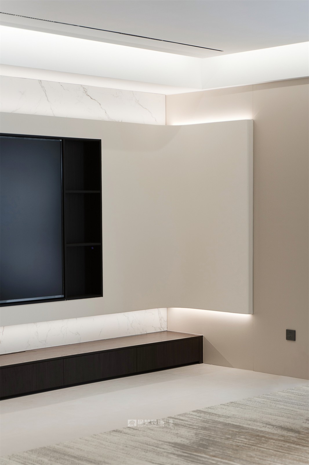 大唐臻觀196平現(xiàn)代簡約客廳裝修完工實景