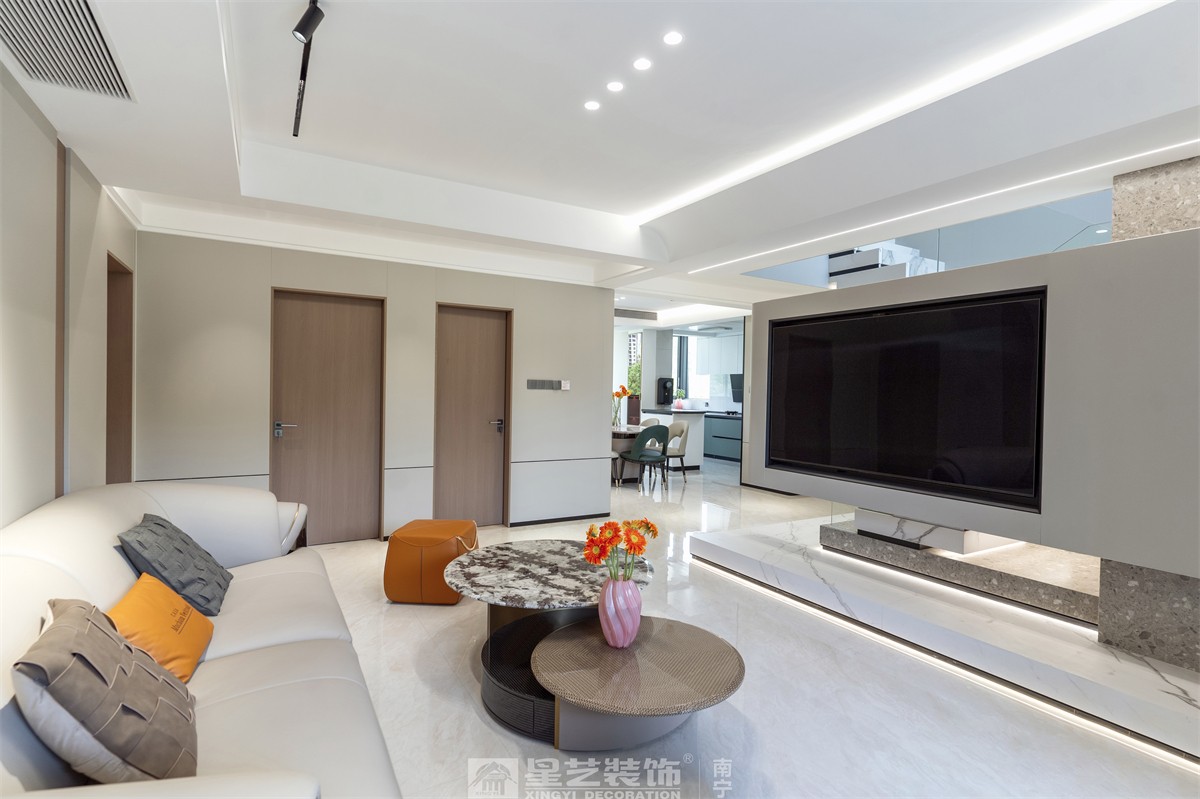 德澤苑220平現(xiàn)代簡約客廳裝修完工實景圖