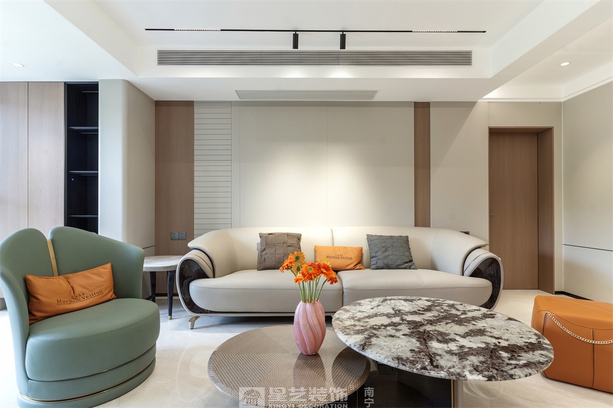 德澤苑220平現(xiàn)代簡約客廳裝修完工實景圖