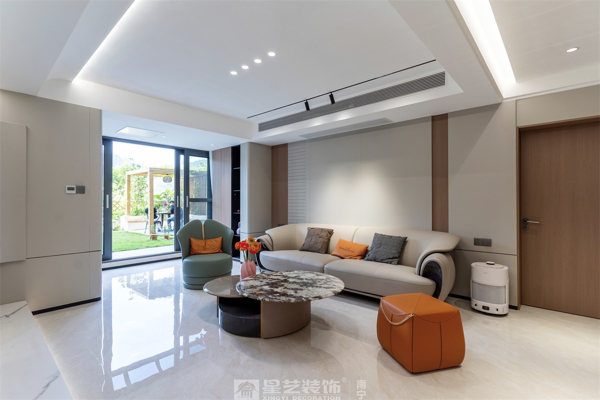 德澤苑220平現(xiàn)代簡約客廳裝修完工實景圖