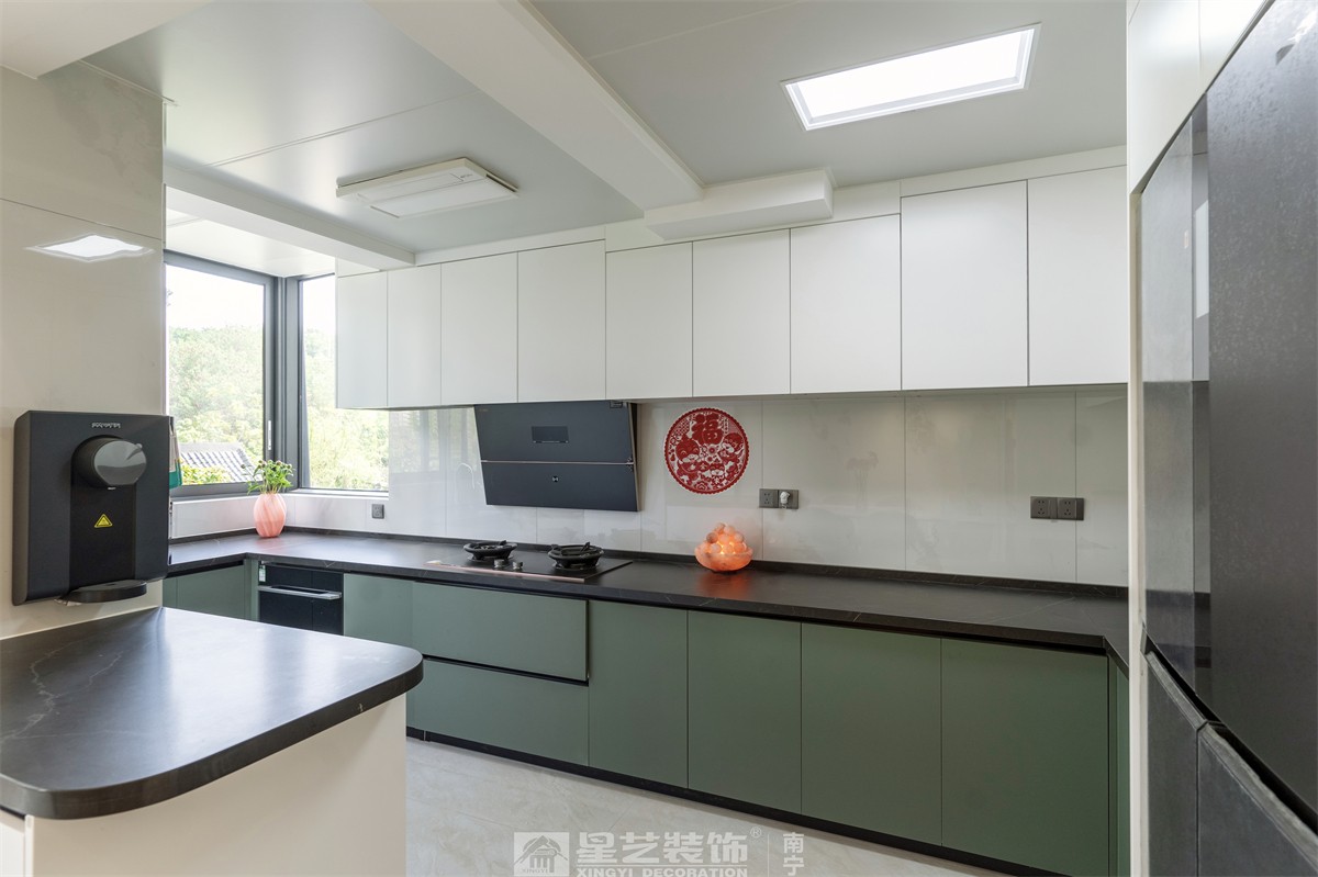 德澤苑220平現(xiàn)代簡約廚房裝修完工實景圖