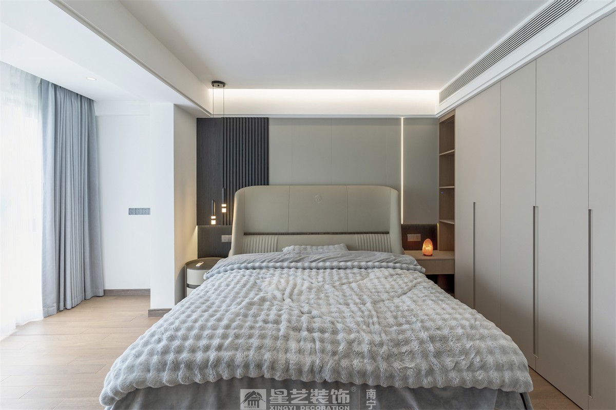 德澤苑220平現(xiàn)代簡約臥室裝修完工實景圖