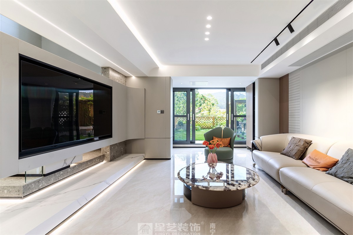 德澤苑220平現(xiàn)代簡約客廳裝修完工實景圖